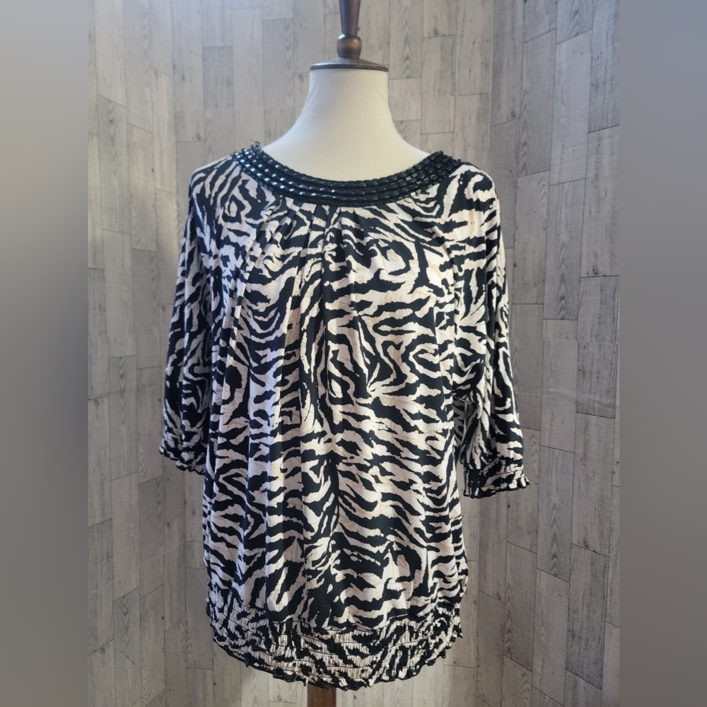 Style & Co black and white blouse short sleeves size Large beaded collar